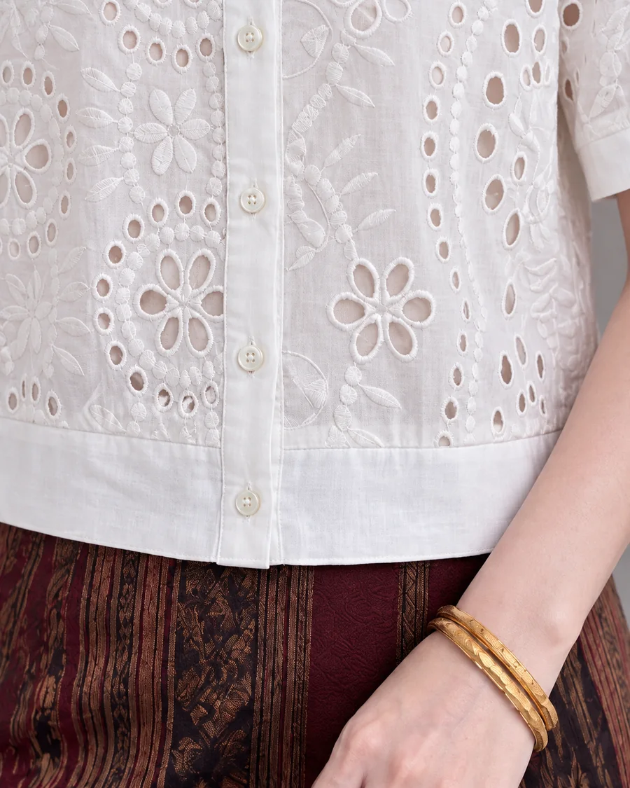 ชายเสื้อเย็บขอบเรียบ สีขาว ใส่กับผ้าซิ่น