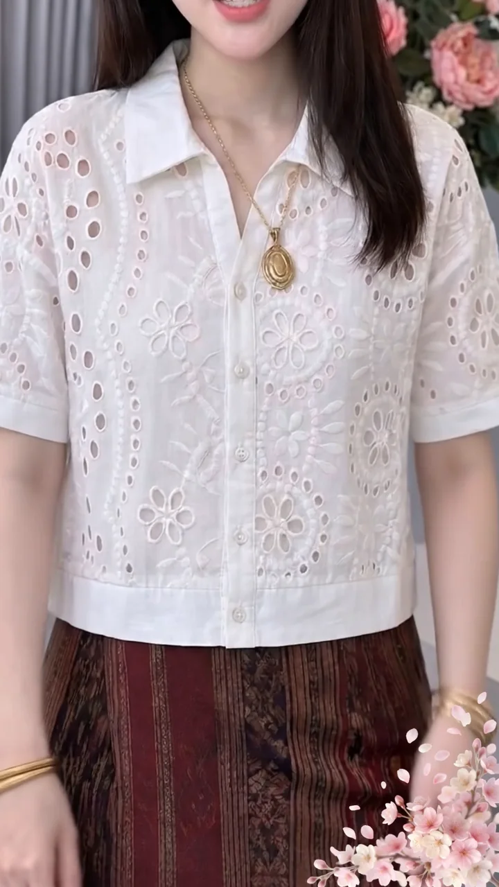 เสื้อเชิ้ตลูกไม้ปัก สีขาว ใส่กับผ้าซิ่น